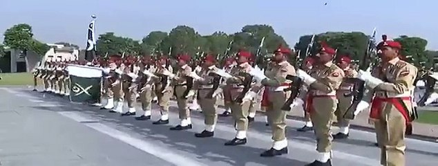 Video herunterladen: COAS General Raheel Sharif met Gen Sir Nick Carter at GHQ Pakistan _ ISPR