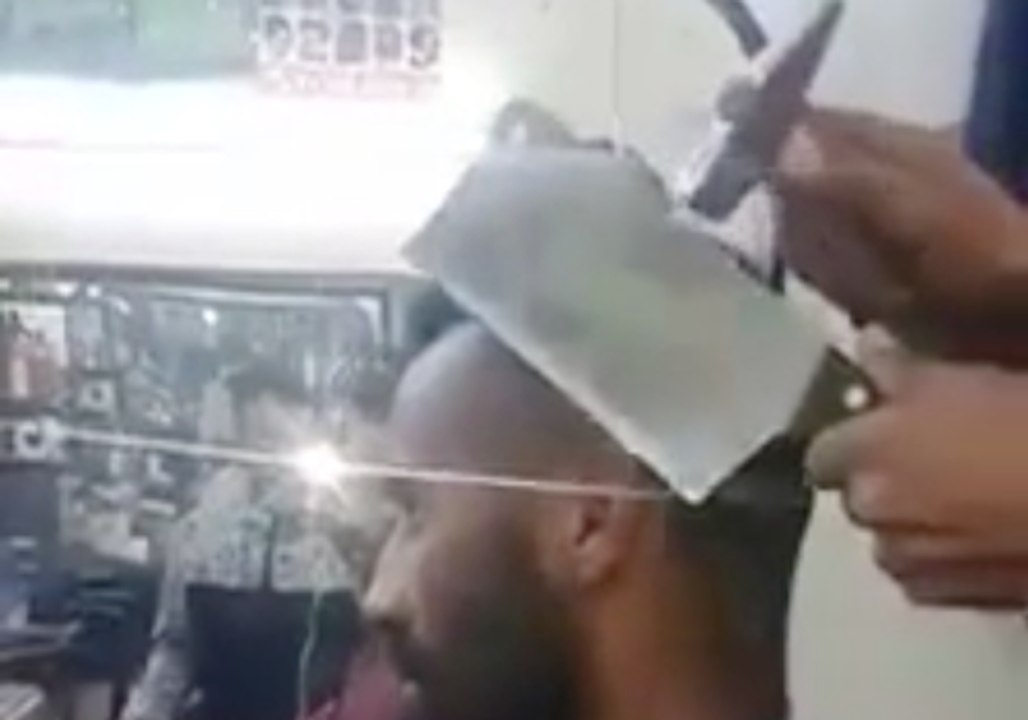 Une façon assez particulière de se faire couper les cheveux !