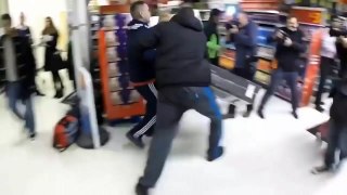 Black Friday 2016 Walmart - a lot of fight and knock