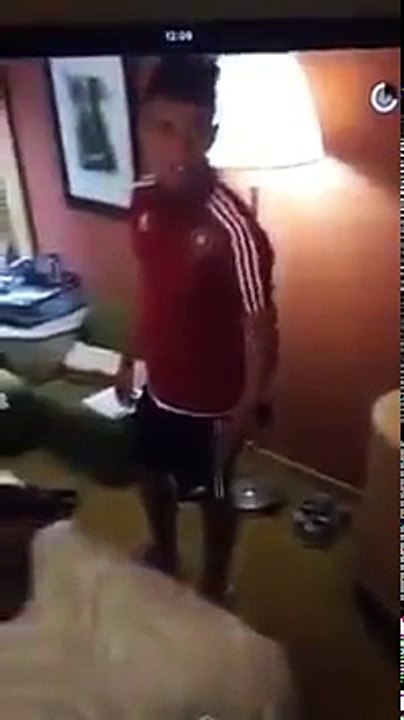 لاعبو المنتخب الوطني المغربي يدخنون الشيشة في الفندق-wfXOdOyzy4Y