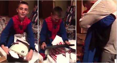 Il reçoit ses papiers d'adoption à Noël, son plus beau cadeau !