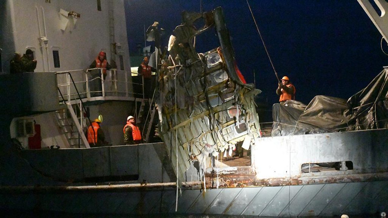 Піднято на поверхню бортові самописці російського літака, що впав у море