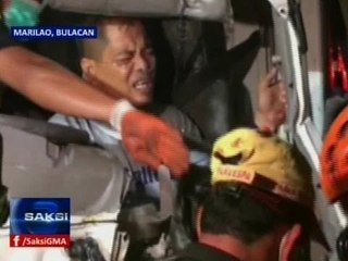Saksi: Driver na naipit sa nayuping closed van sa NLEX, sinagip