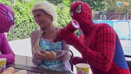 Frozen Elsa Without Her Dress! w/ Spiderman Hulk Joker Batman Fun Superheroes IRL