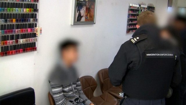 Raid contro la manicure clandestina nel Regno Unito: un centinaio di arrestati