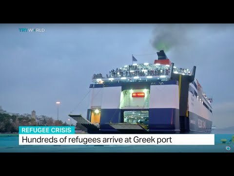 Hundreds of refugees arrive at Greek port