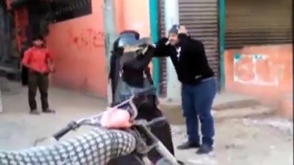 Girl Beating Boy on Road in Karachi