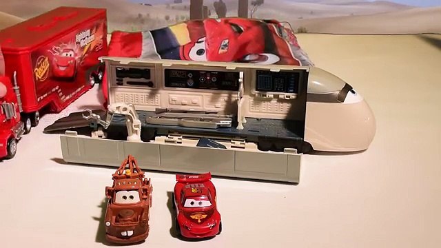 Flash McQueen voiture de course, Mack le camion & tous les véhicules de Disney Cars 2 en français