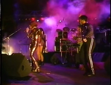 Deee Lite - Groove Is In The Heart (Live)