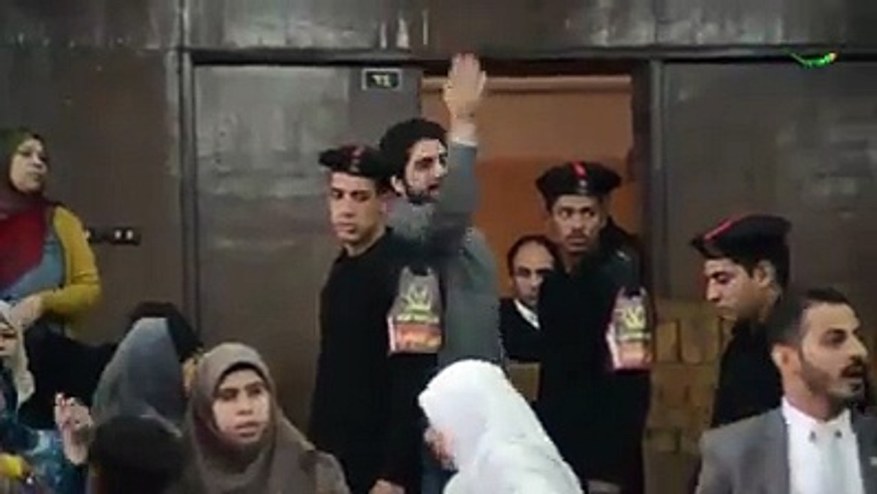 #وطن  عبد الله #محمد_مرسي يوصل تحياته وتضامنه مع أخيه أسامة في قاعة المحكمة اليوم