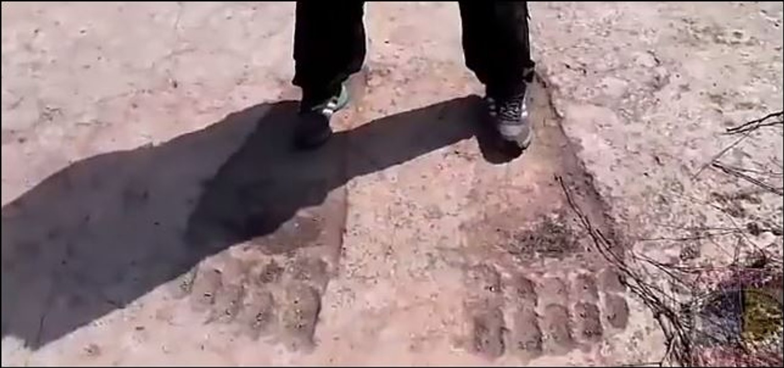 DES EMPREINTES DE GEANT DANS UN TEMPLE EN SYRIE