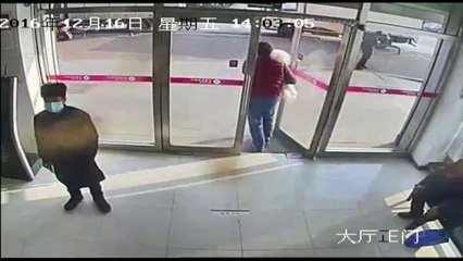 Hàng chục triệu tiền mặt bay tơi tả khắp phố, dân rủ nhau gom