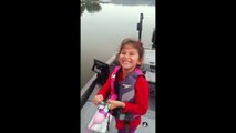 Une petite fille attrape un poisson avec sa canne à pêche barbie-nUVwFjvGhDw