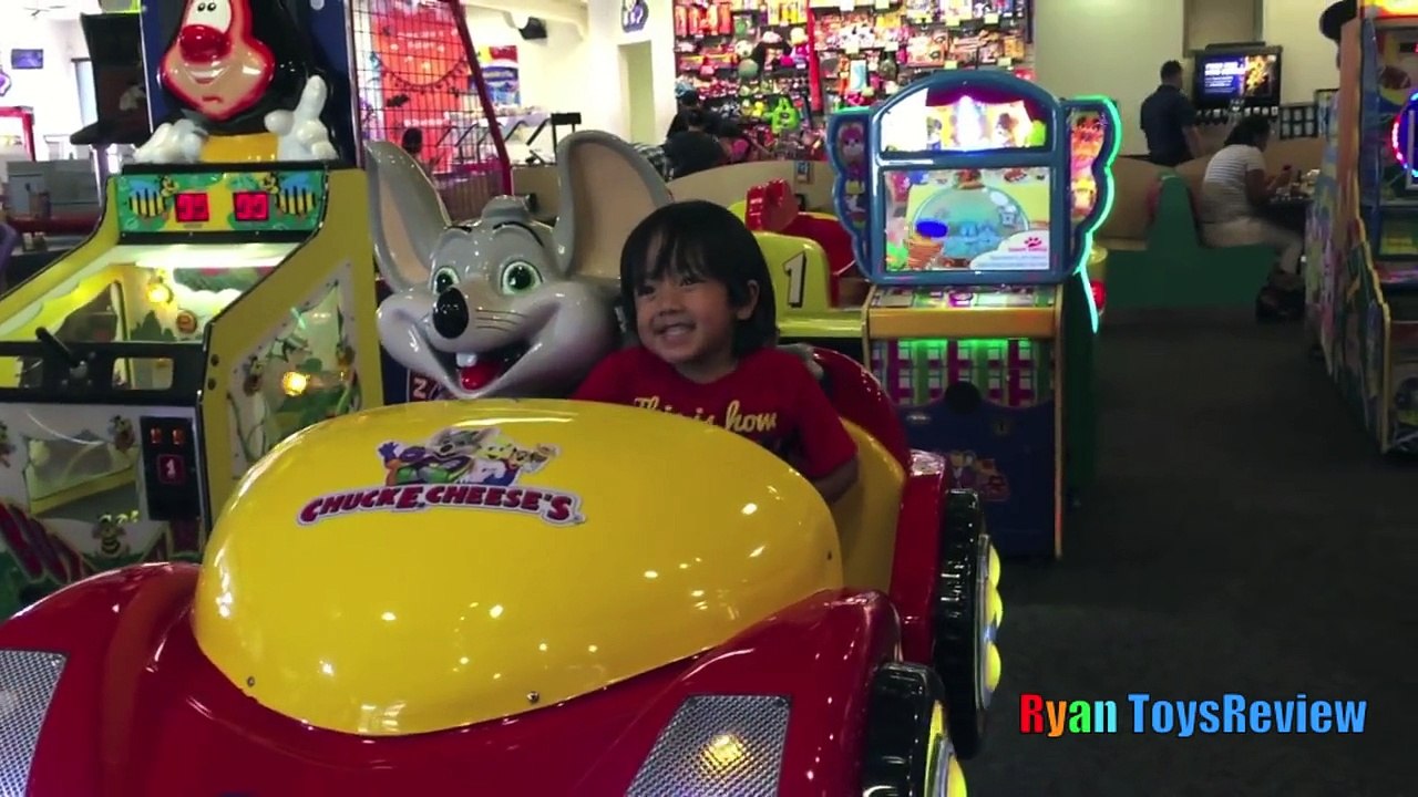 Chuck E Cheese Family Fun Indoor Games and Activities for Kids Children Play Area Ryan ToysReview 01