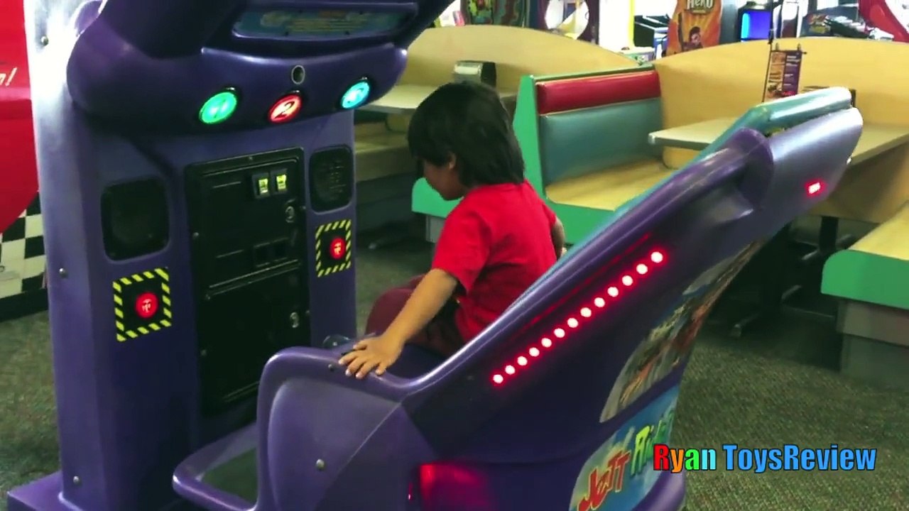 Chuck E Cheese Family Fun Indoor Games and Activities for Kids Children Play Area Ryan ToysReview 04