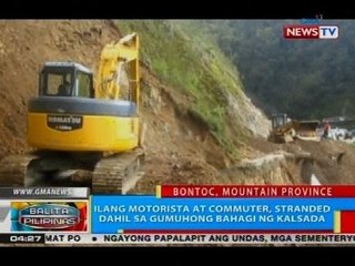 Ilang motorista at commuter, stranded dahil sa gumuhong bahagi ng kalsada
