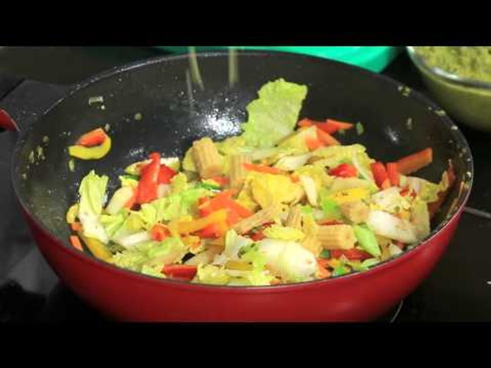 الكارى - خضار مشكل بصوص الكاري الاخضر - دجاج بعشب الليمون #عالم_لذيذ_جدا #هشام_البنا #cbcsofra