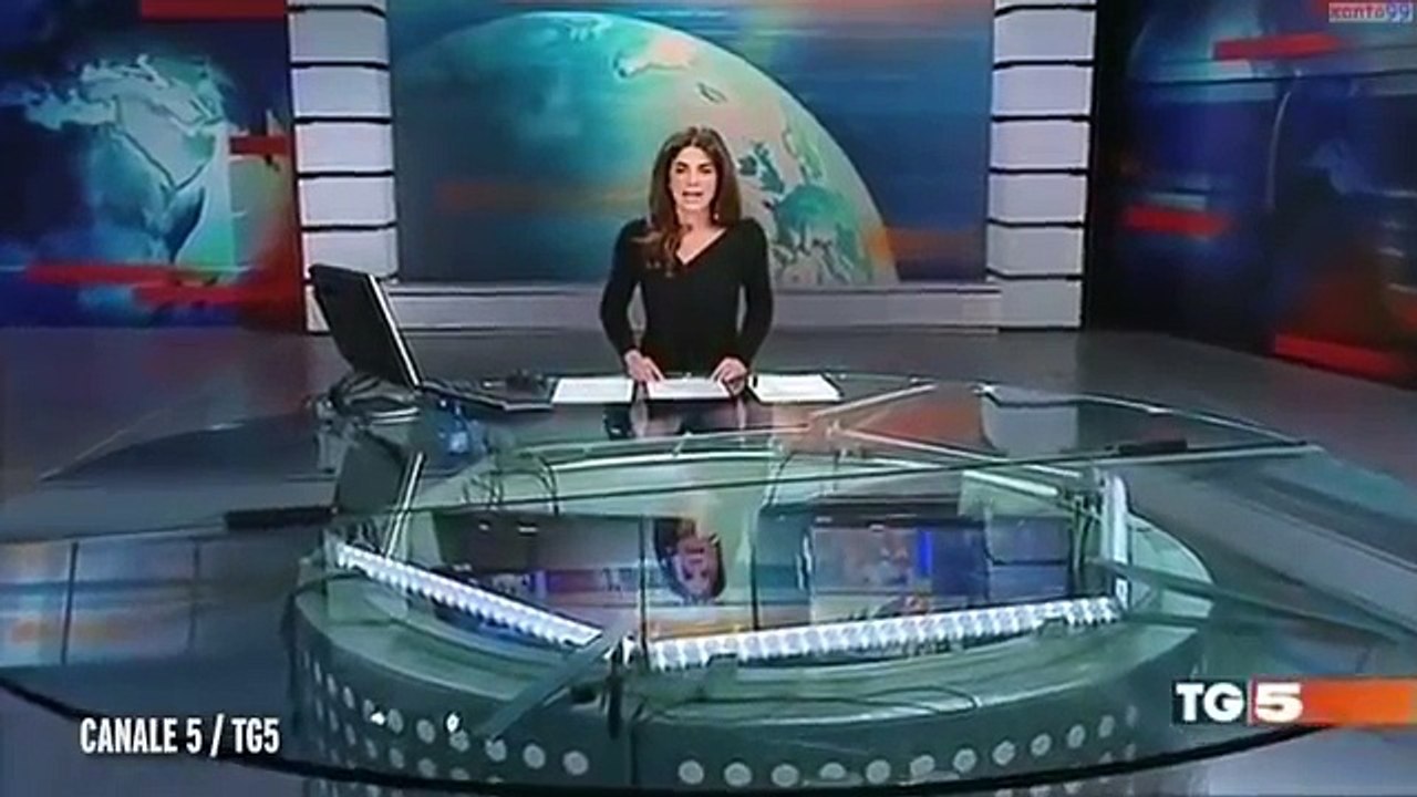 News presenter forgets she's sitting at a glass desk and gives viewers an  eyeful on live TV-KTLOXs4xMlA - Vidéo Dailymotion