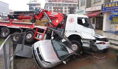 İstanbul'da vinç devrildi... Olay yerinden ilk görüntüler