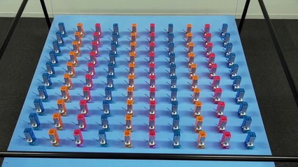 Synchronisation de 100 métronomes par eux mêmes !