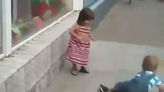 دلچسپ ویڈیو ۔۔ بچہ کیا کرنا چاہتا ہے بچی کے ساتھ ۔۔ اور بچی کا ردعمل کیا ہوتا ہے