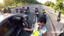 Femeia a ieșit să-i ia apărarea prietenului încolțit de motocicliști, dar privește ce a pățit mai apoi!