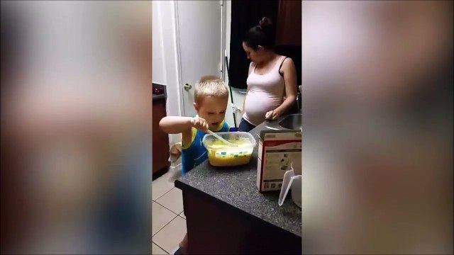 T'es sur de vouloir manger des pancakes maintenant....Crade le gamin