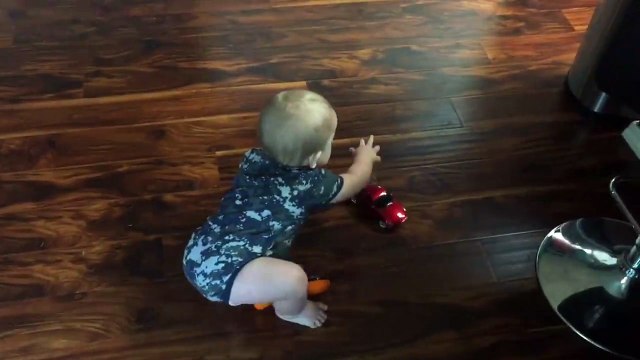 Reviens petite voiture!!! Que je t'attrape. Trop mignon le bébé