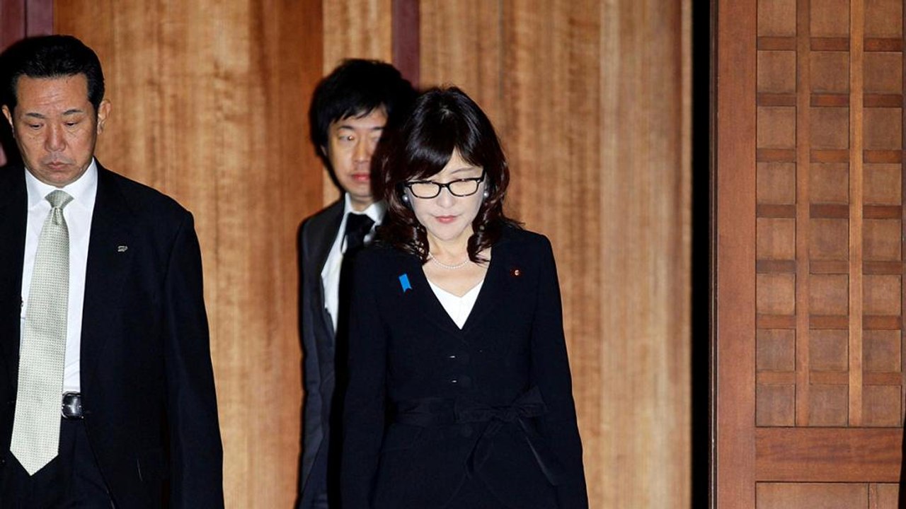 Japonya savunma bakanı tartışmalı tapınağı ziyaret etti