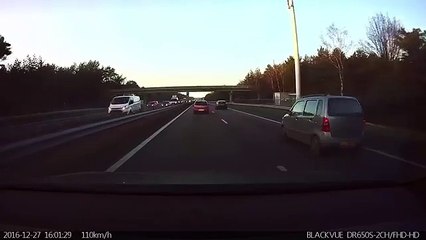 Une Tesla prédit un accident deux secondes avant qu'il ne se produise... Regardez c'est totalement dingue !