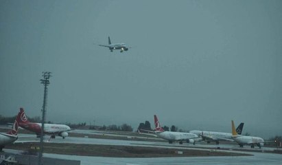 6 uçak pisti pas geçti... Fırtınada böyle sallandılar