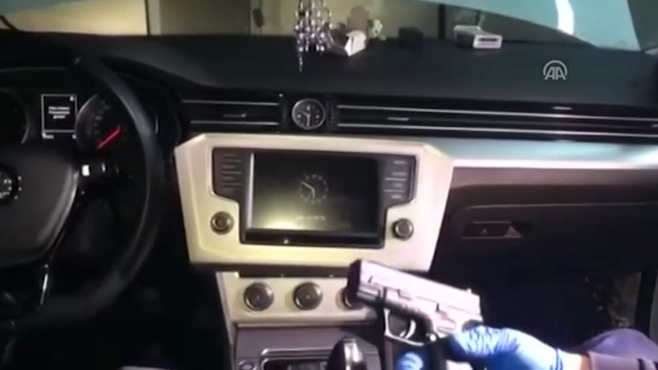 Un trafiquant de drogues à créer une planque ingénieuse dans sa voiture