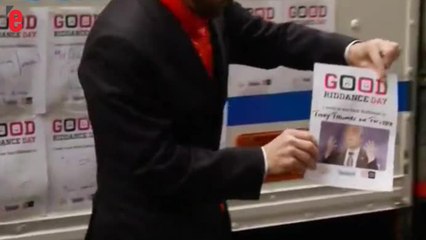 Les New-Yorkais jettent leurs mauvais souvenirs de 2016 à la broyeuse