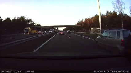 Une Tesla évite un accident (Pays-Bas)