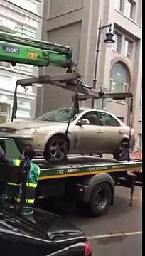 Un dépanneur Russe s'occupe de cette voiture