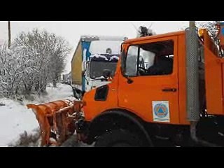 "Κόλησαν" νταλίκες στο χιόνι στην παλιά Εθνική στο ύψος της Αλιάρτου. Σκεπάστηκε με χιόνι η Βοιωτία