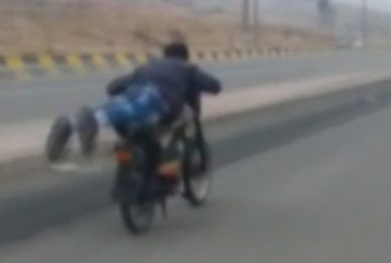 Motosikletle tehlikeli yolculuk