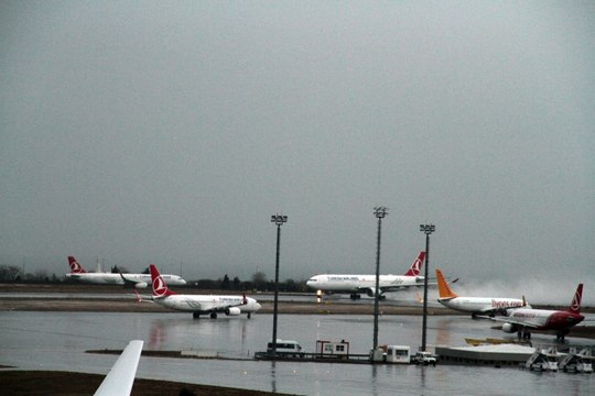 Fırtına uçakları beşik gibi salladı