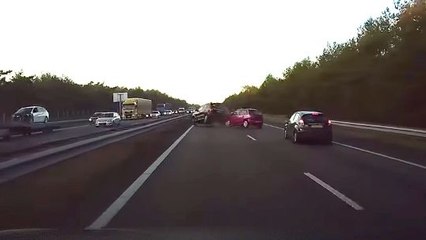 Une Tesla détecte un ralentissement et évite un accident.