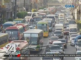 Sa dami ng mga nagki-Christmas shopping, 'di naiiwasang maging ma-traffic malapit sa mga mall