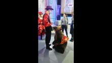 En pleine émission, elle se fait attaquer par un ours