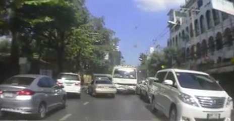 Un camion force un barrage et roule à contre sens en Thaïlande !