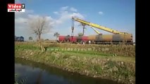 بالفيديو.. توقف حركة قطارات بنى سويف لرفع عربات قطار البضائع