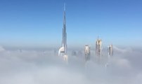 Les gratte-ciel de Dubaï perdus dans un épais brouillard