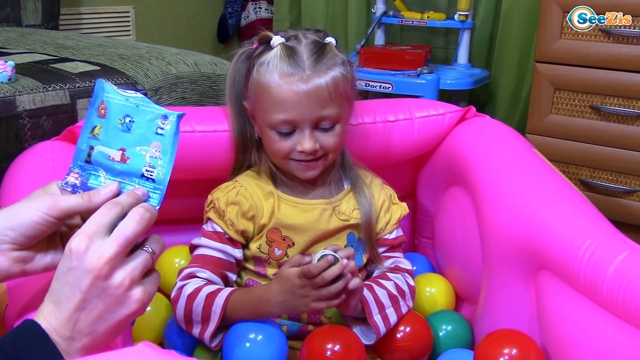 СЮРПРИЗЫ ДЛЯ ДЕТЕЙ - Ярослава играет в Игровом...
