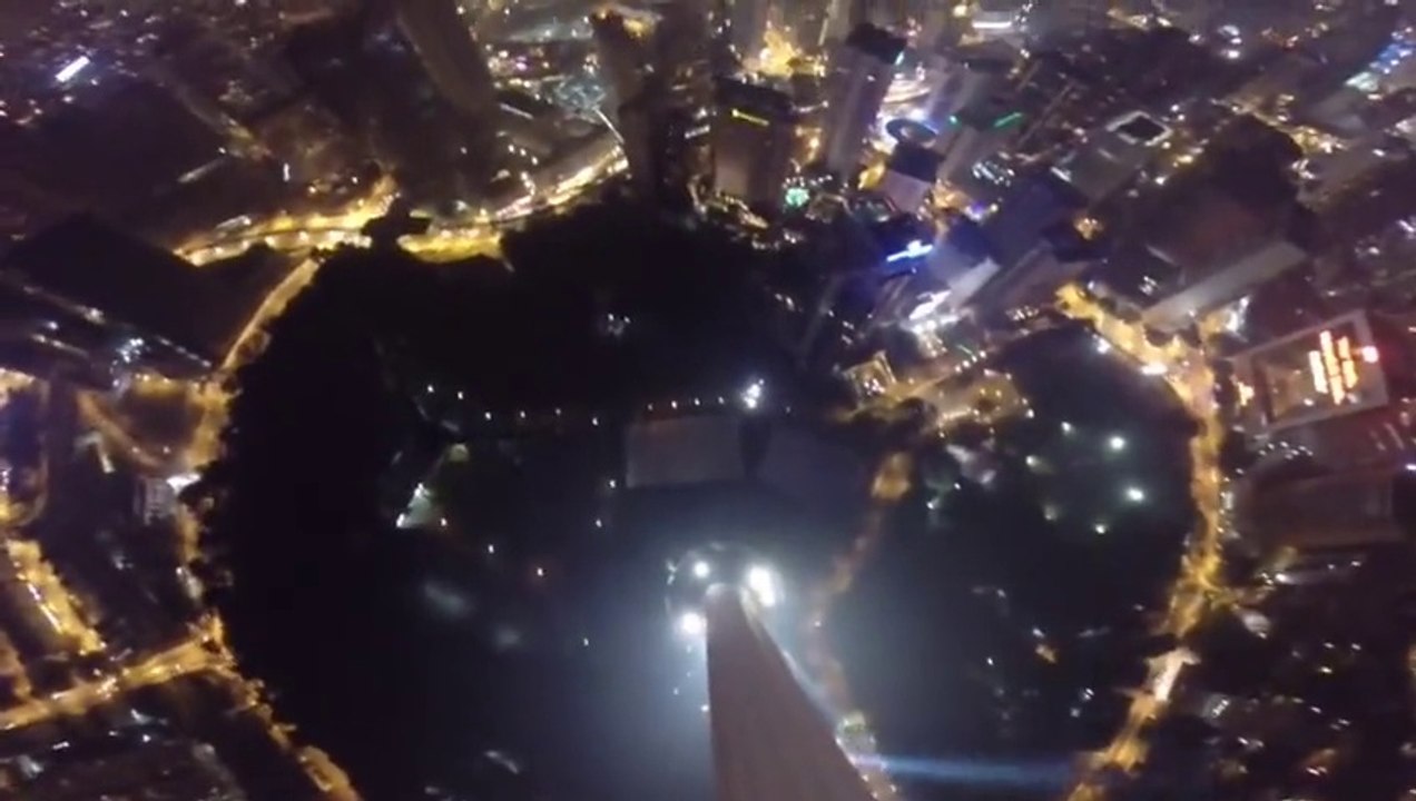 Saut en Base Jump de la tour de Kuala Lumpur pour atterrir sur le toit d'un autre immeuble... Risqué