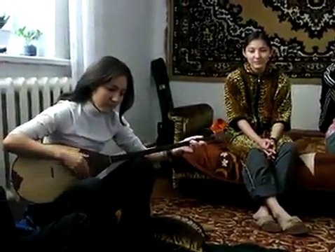 Amateur kazakh girl playing the dombra. Kazak kızlarından çok güzel bir türkü.