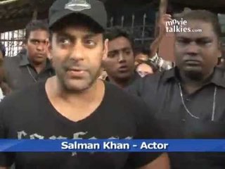 Video herunterladen: Blast On The Sets Of 'Dabangg 2′: Salman Khan Takes Injured Stuntman To The Hospital.