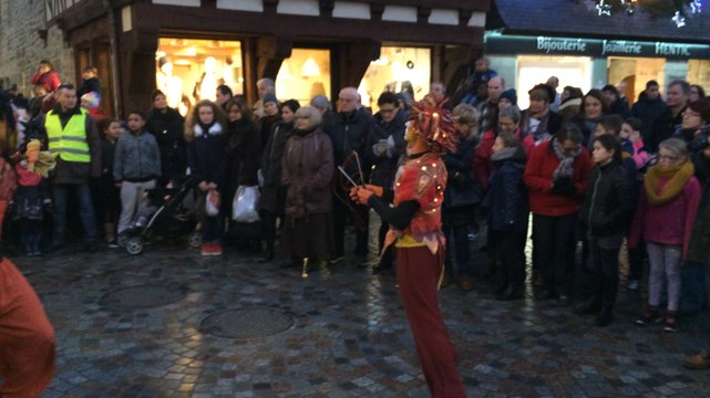 La Caravane des Couleurs dans les rues de la ville