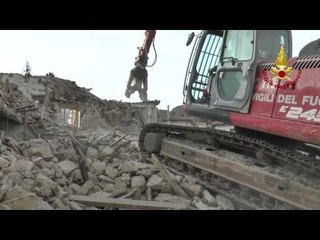 Pieve Torina (MC) - Terremoto. Demolizione in via Marconi (26.12.16)